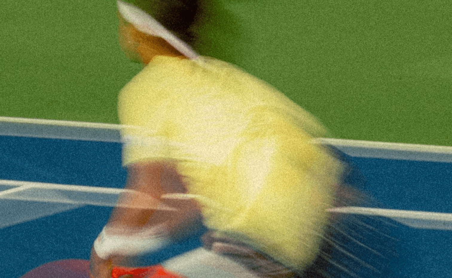 Tenista en movimiento difuminado
